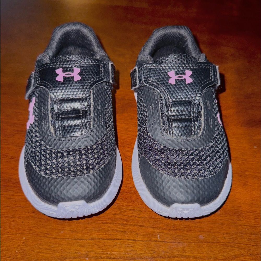 Under Armour • Girl Sneaker • Navy/Pink • Size 8